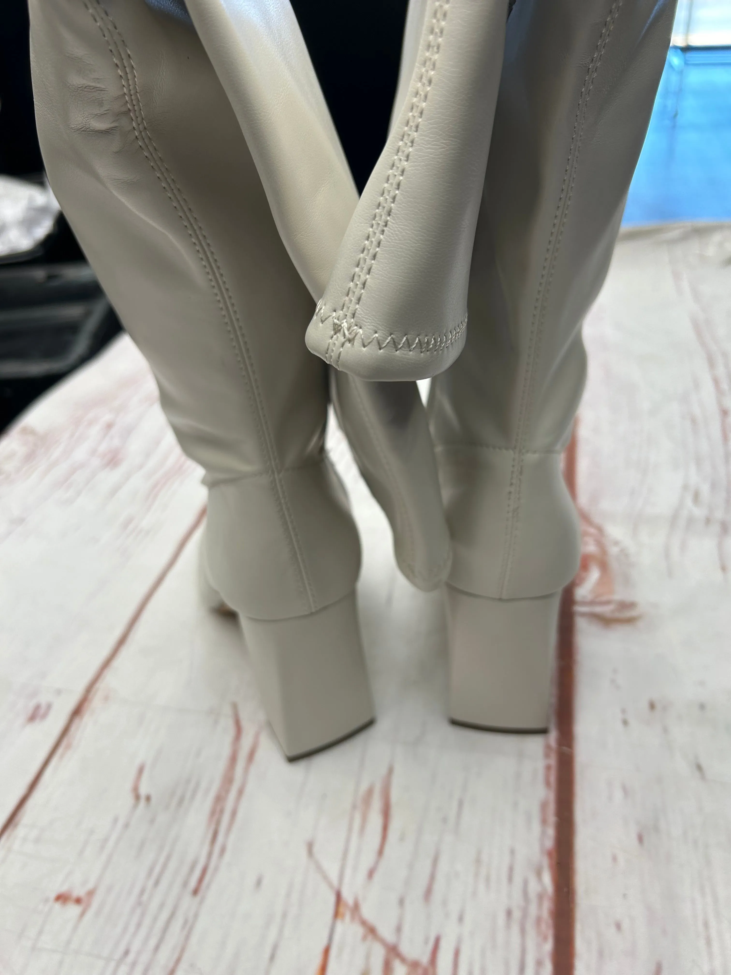 Boots Knee Heels By Clothes Mentor In Off White, Size: 8.5
