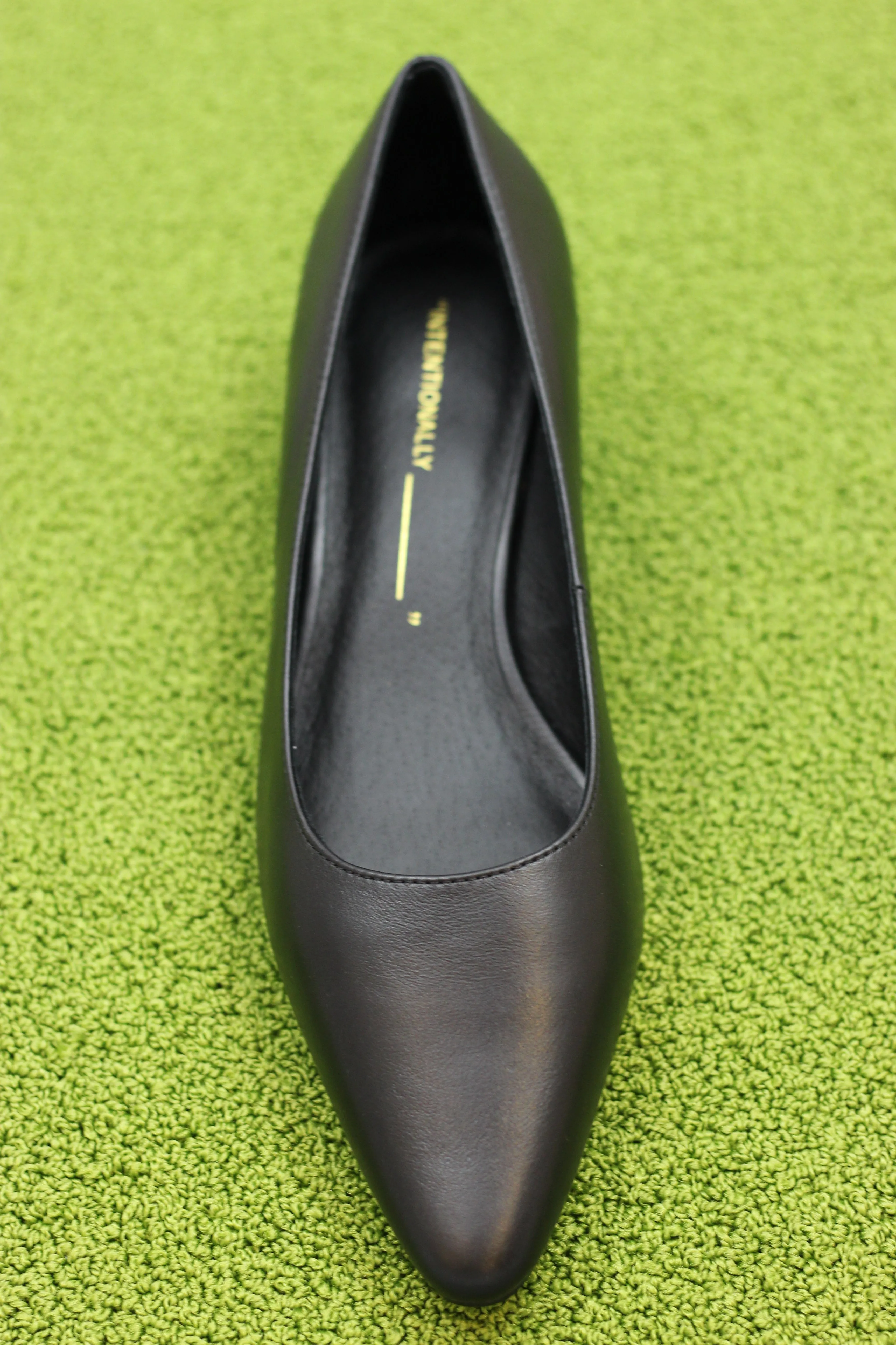 Intentionally Blank Women's Tradition Pump - Black Calf